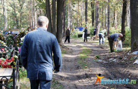 В Котовске прошла уборка городского кладбища