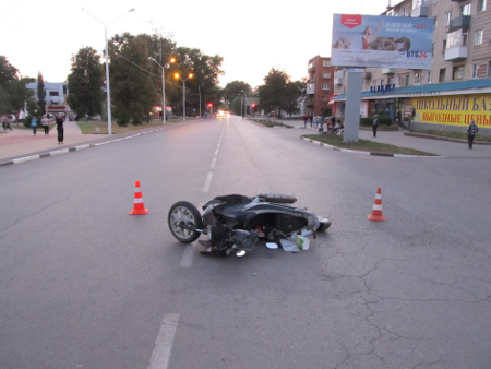 Водитель скутера упал на дорогу