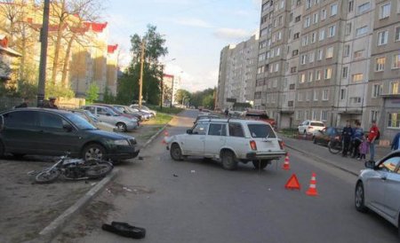 Водитель "ВАЗ-21043" сбил двух школьников на мопеде