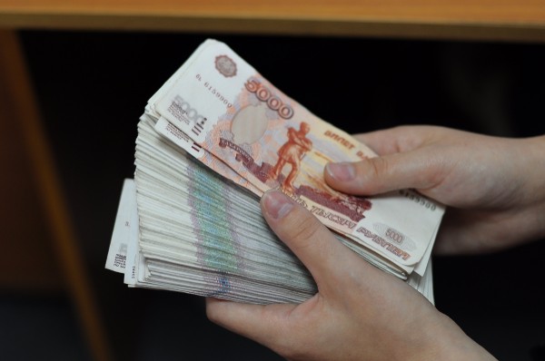 «Нищета одолела»: Котовчанка украла 100 тысяч рублей из почтового автомобиля