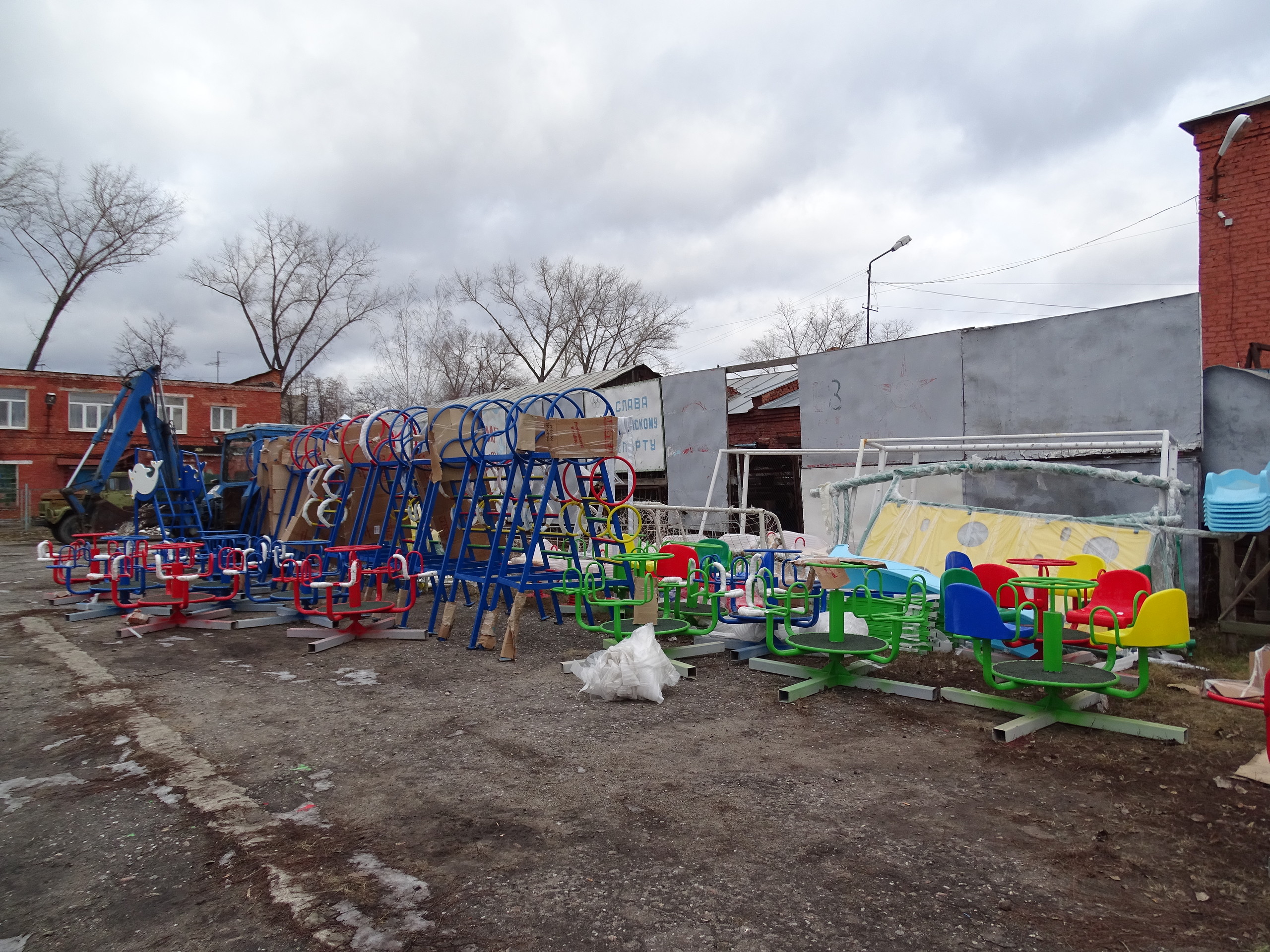 Во дворах Котовска начали устанавливать новые детские площадки