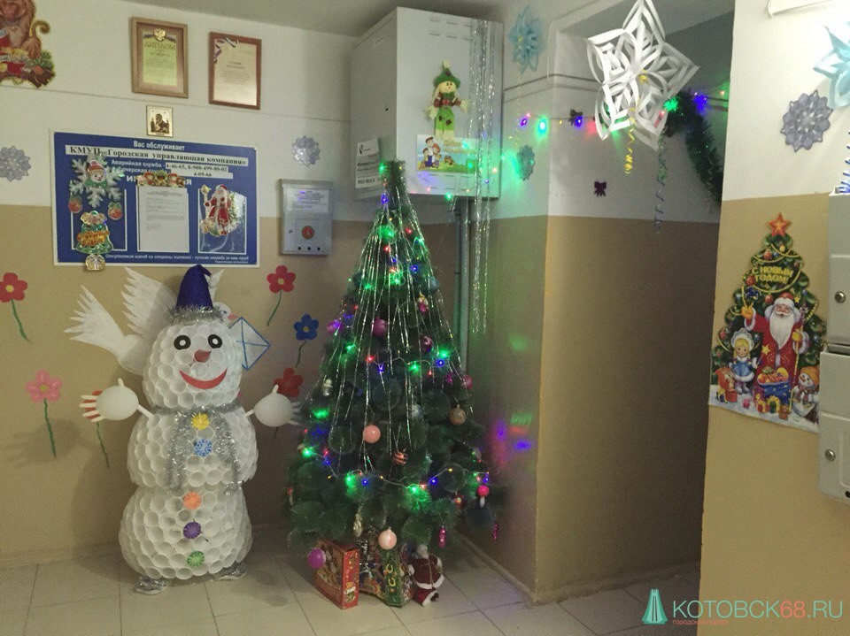 Жители Котовска украсили подъезд своего дома к Новому году