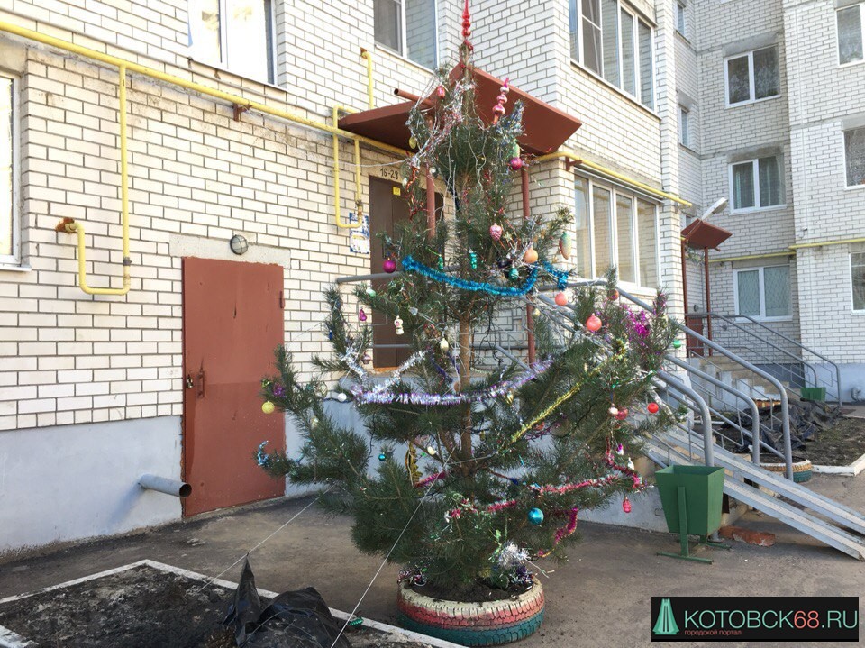 Жители Котовска украсили подъезд своего дома к Новому году
