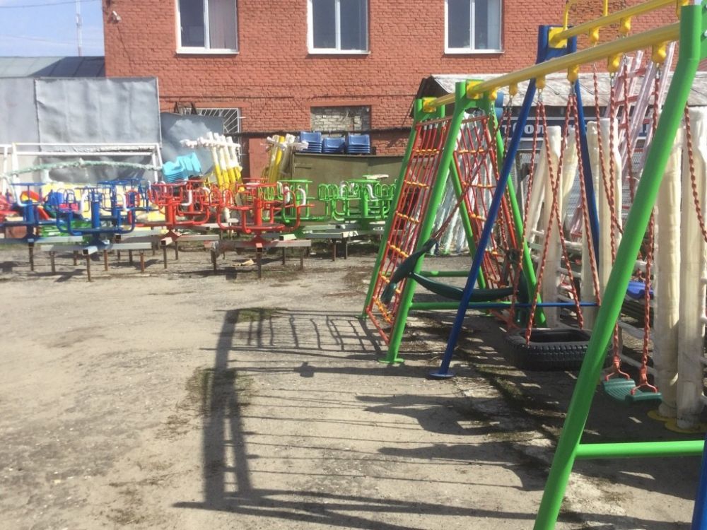 Во дворах Котовска начали устанавливать новые детские площадки