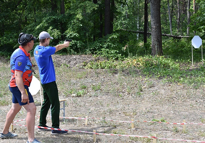 На полигоне прошли соревнования по стрельбе из пистолета среди допризывной молодежи 