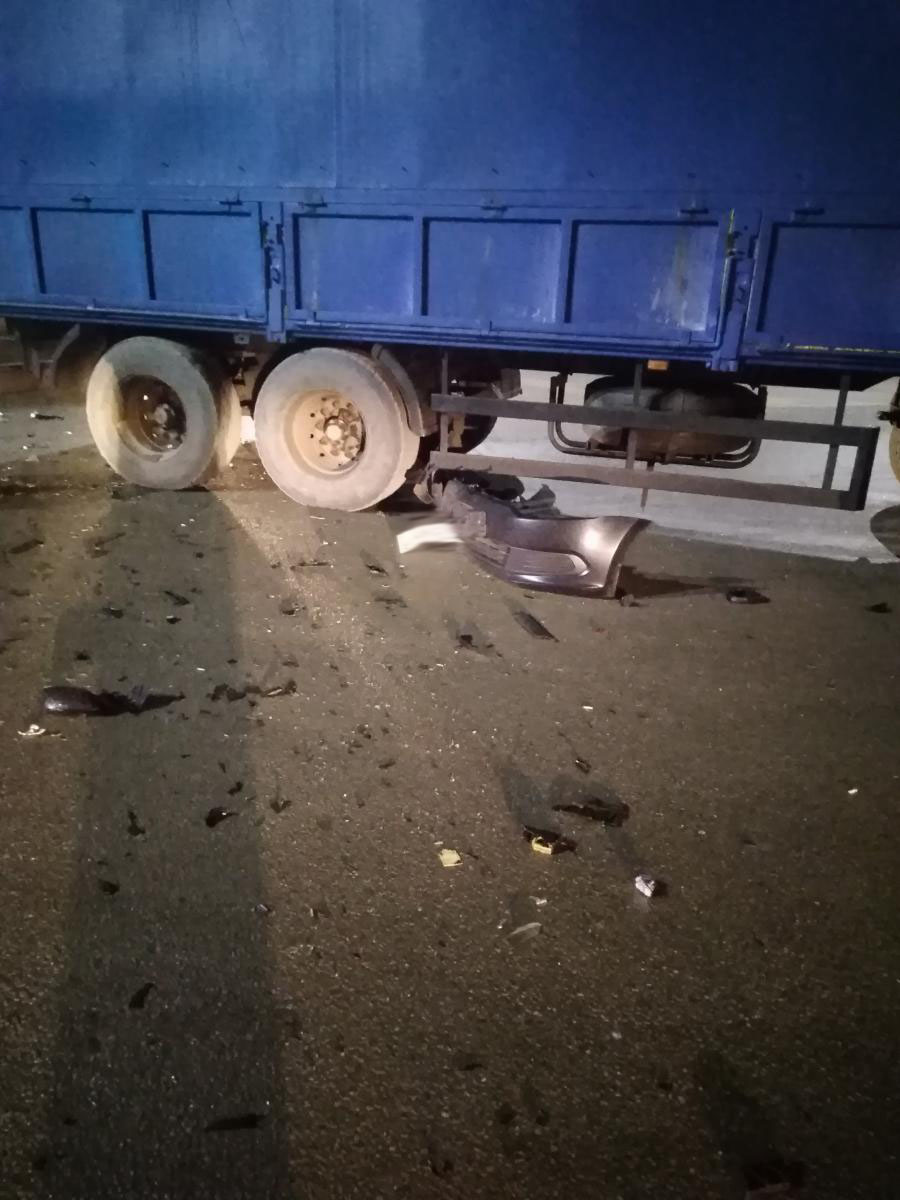 На повороте в Котовск грузовик врезался в легковушку: есть пострадавший