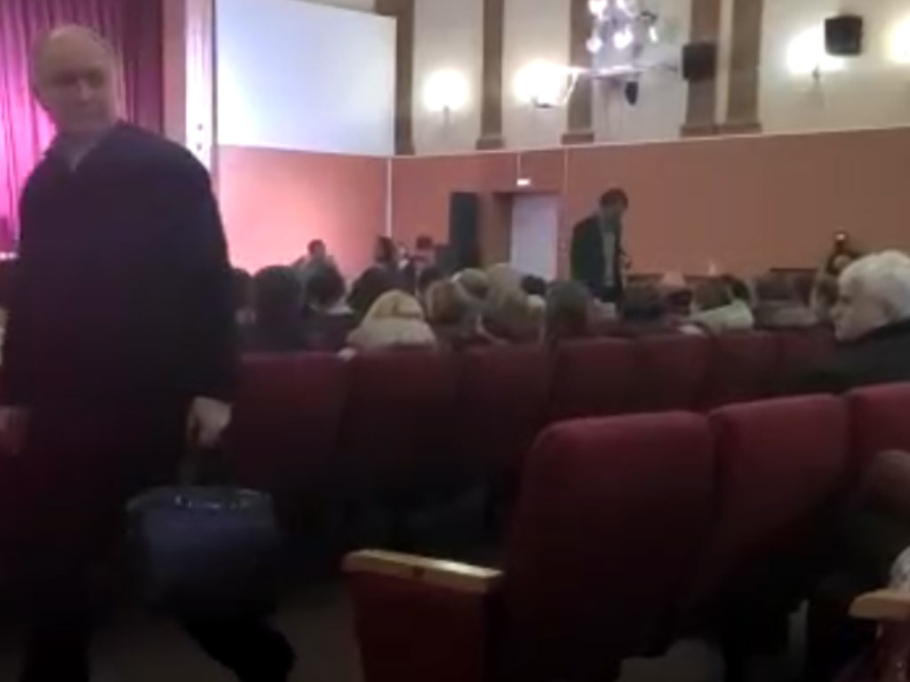 Театр одного актёра: глава города Плахотников увел со встречи с коммунистами половину зала бюджетников
