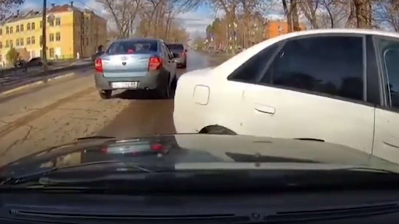 В Котовске водитель Audi, выехав на встречную, врезался в две машины