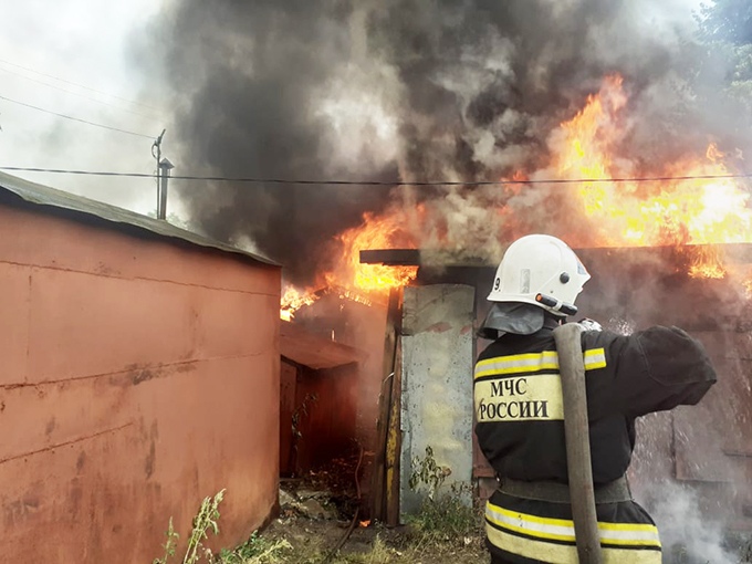 В Котовске огонь уничтожил восемь сараев