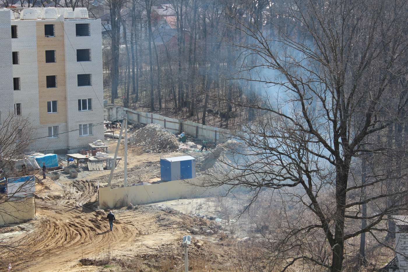 В Котовске сжигаемый строительный мусор «радует» переселенцев из аварийных домов